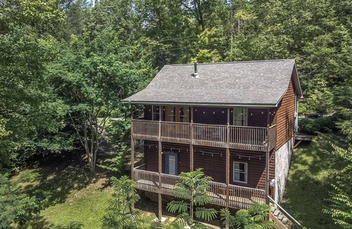 Cosby Cabina | Smokey Mountain Retreat with hot tub and arcade games, sleeps 8!