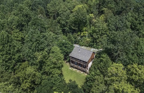 Cosby Cabina | Smokey Mountain Retreat with hot tub and arcade games, sleeps 8!