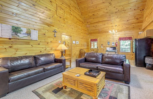 Sevierville Cabina | Smokies Cabin on Douglas Lake w/ Resort Pool