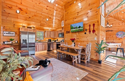 Sevierville Cabina | Smokies Couple Getaway by Ghosal Lodging