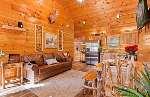 Sevierville Cabina | Smokies Couple Getaway by Ghosal Lodging