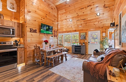 Sevierville Cabina | Smokies Couple Getaway by Ghosal Lodging