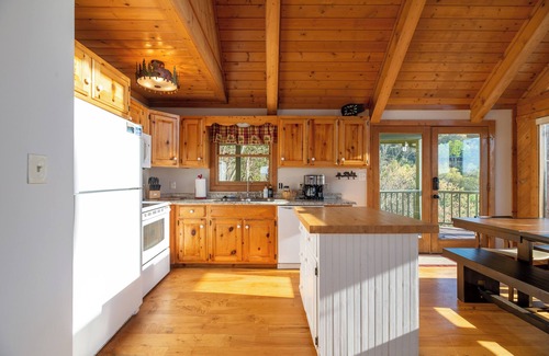 Wears Valley Cabina | Smokies Lakeside Retreat! Mountain Views! Private Lake! Game room!