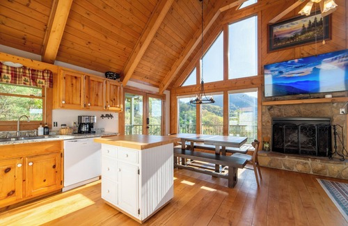 Wears Valley Cabina | Smokies Lakeside Retreat! Mountain Views! Private Lake! Game room!