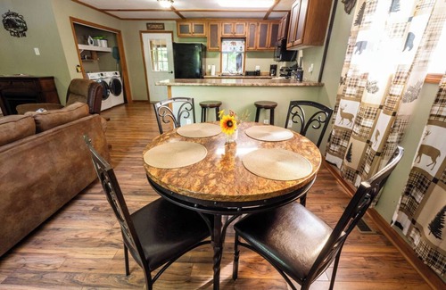 Sevierville Cabina | Smoky Cozy Cabin/Family-Oriented/Prime-Location/Hot-tub/Pet friendly/Fire-pit