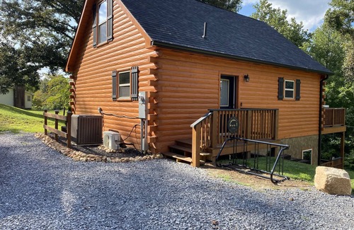 Townsend Cabina | Smoky Hideaway 2Bed 2Bath Cabin Near Bike Trail