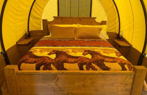 Sevierville Otro | Smoky Hollow Outdoor Resort Covered Wagon