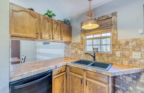 Marble Cabina | Smoky Mountain Bliss - Waterfront, Hot Tub, Game Room, Fire Pit, & Near Casino