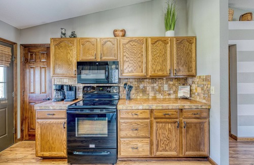Marble Cabina | Smoky Mountain Bliss - Waterfront, Hot Tub, Game Room, Fire Pit, & Near Casino