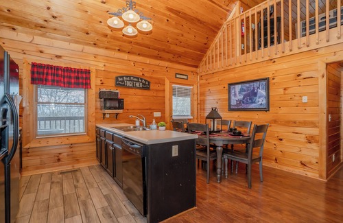 Sevierville Cabina | Summer Skies & Smoky Nights! Private Mountain Cabin w/Hot Tub & Arcade room.