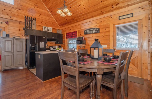 Sevierville Cabina | Summer Skies & Smoky Nights! Private Mountain Cabin w/Hot Tub & Arcade room.