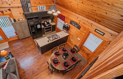 Sevierville Cabina | Summer Skies & Smoky Nights! Private Mountain Cabin w/Hot Tub & Arcade room.