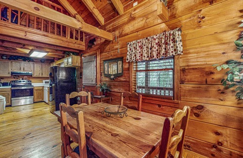 Caton Cabina | Smoky Mountain retreat with deck, hot tub, pool table, & free attraction tickets