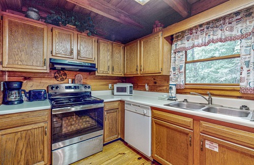 Caton Cabina | Smoky Mountain retreat with deck, hot tub, pool table, & free attraction tickets