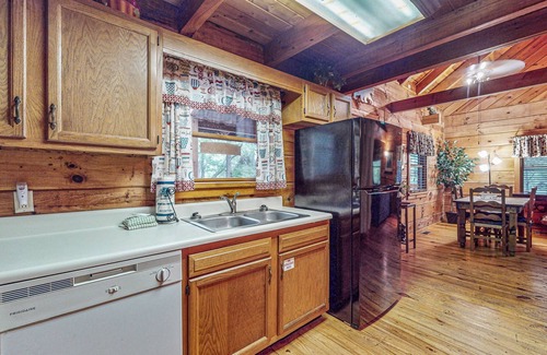 Caton Cabina | Smoky Mountain retreat with deck, hot tub, pool table, & free attraction tickets
