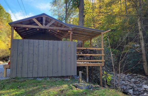 Flag Pond Casa | Smoky Mountain Glamping en Bold Stream con bañera de hidromasaje