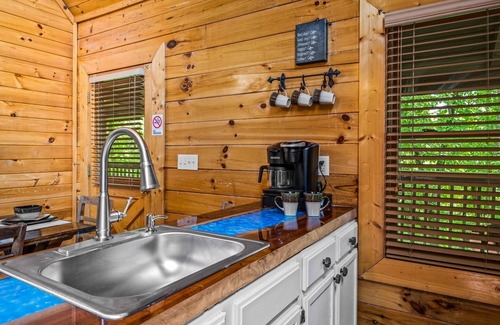 Sevierville Cabina | Smoky Mtn Cabin / Sleeps 8/ Hot Tub/ Pool Table