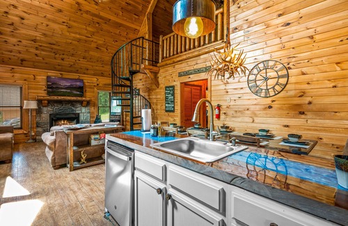 Sevierville Cabina | Smoky Mtn Cabin / Sleeps 8/ Hot Tub/ Pool Table