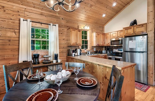 Wears Valley Cabina | Smoky Mtn Retreat! Large Pool, Game Rm, Hot Tub!