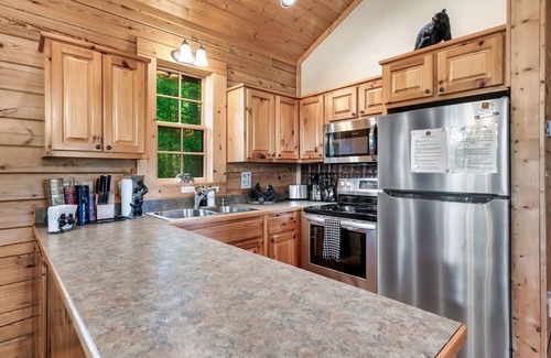 Wears Valley Cabina | Smoky Mtn Retreat! Large Pool, Game Rm, Hot Tub!