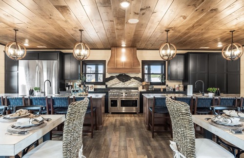 Sevierville Cabina | Smoky Mtn Ultra Luxury Cabin, IndoorPool, PS5, Pool Table, 8Bsleeps26, Waterpark