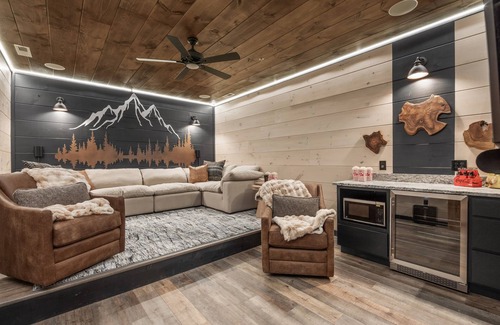 Sevierville Cabina | Smoky Mtn Ultra Luxury Cabin, IndoorPool, PS5, Pool Table, 8Bsleeps26, Waterpark