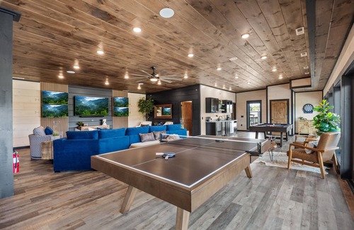 Sevierville Cabina | Smoky Mtn Ultra Luxury Cabin, IndoorPool, PS5, Pool Table, 8Bsleeps26, Waterpark