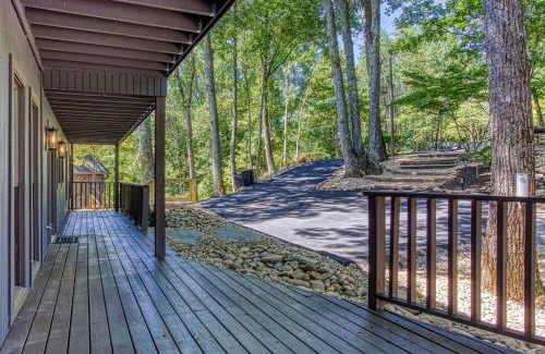 Gatlinburg - Pigeon Forge Casa | Smoky Vista Resort, Amazing Views, Hot Tub, 685 FREE tickets each paid day!