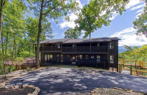 Gatlinburg - Pigeon Forge Casa | Smoky Vista Resort, Amazing Views, Hot Tub, 685 FREE tickets each paid day!