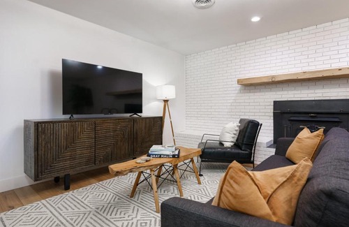 Seymour Casa | Smokys Landing Disc Golf Game Room Hot Tub