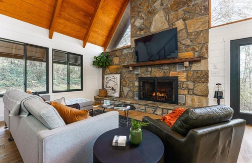 Seymour Casa | Smokys Landing Disc Golf Game Room Hot Tub