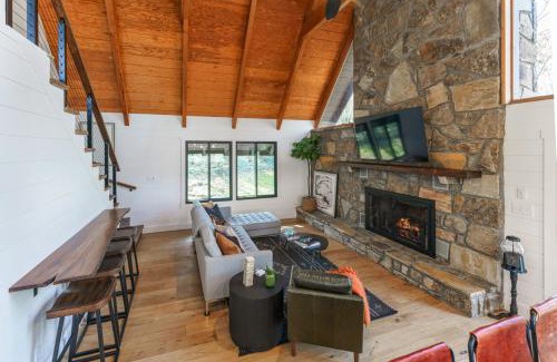 Seymour Casa | Smokys Landing Disc Golf Game Room Hot Tub