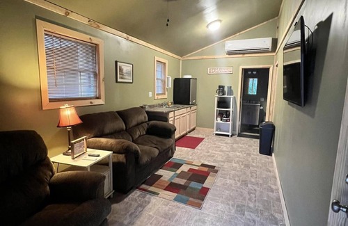Matewan Cabina | SMUGGLERS RUN: Cozy Cabin, quick & easy access to Hatfield-McCoy trail heads.