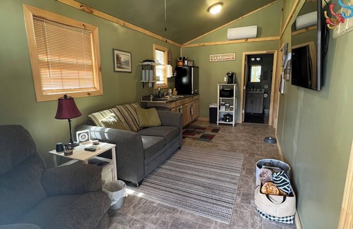 Matewan Cabina | SMUGGLERS RUN: Cozy Cabin, quick & easy access to Hatfield-McCoy trail heads.