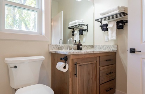 Idaho Falls Cabina | Snake River Meadow Lodge + Fishing & Outdoor Haven: 30 Acre Riverfront New Build