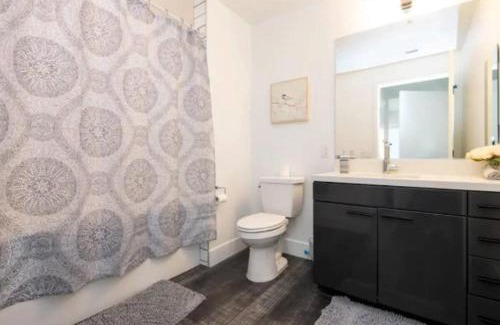 Downtown Los Angeles Apartamento | Snazzy 3 Bedroom High Rise with Pool, Hot Tub and Rooftop Deck