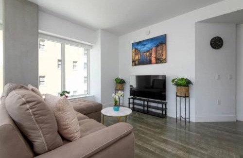 Downtown Los Angeles Apartamento | Snazzy 3 Bedroom High Rise with Pool, Hot Tub and Rooftop Deck