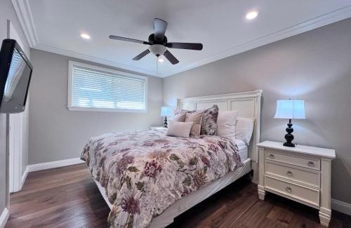 Hermosa Village Casa | Snazzy 6 Bedroom 3 bath pool home 1/2 mile walk to Disney