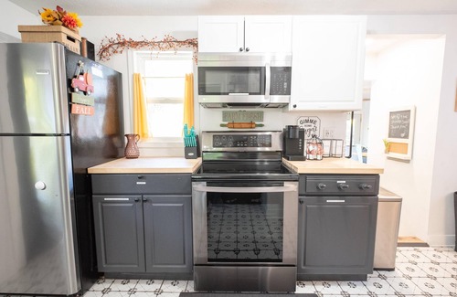 Nashville Cabaña | Snoozy Snail short walk to town! Pet Friendly! Charming!