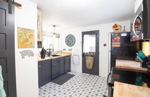 Nashville Cabaña | Snoozy Snail short walk to town! Pet Friendly! Charming!