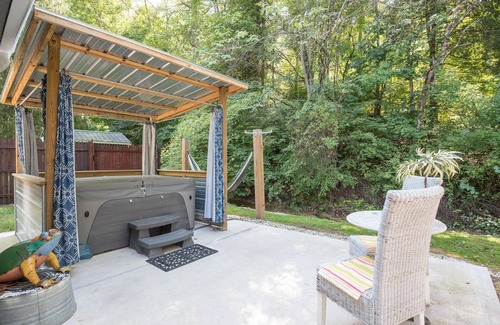 Nashville Cabaña | Snoozy Snail short walk to town! Pet Friendly! Charming!