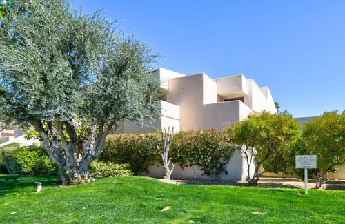 The Movie Colony Condominio | Snowbird Delight. Two-minute walk to downtown action. Casino around the corner.