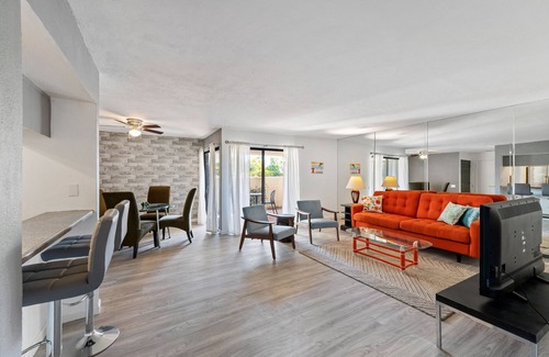 The Movie Colony Condominio | Snowbird Delight. Two-minute walk to downtown action. Casino around the corner.