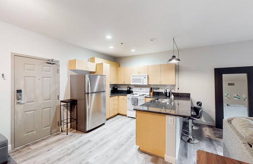 Civic Core Apartamento | Snowbird-friendly studio near ocean with pool, hot tub, gym, balcony - dogs OK