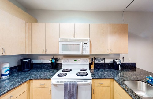 Civic Core Apartamento | Snowbird-friendly studio near ocean with pool, hot tub, gym, balcony - dogs OK
