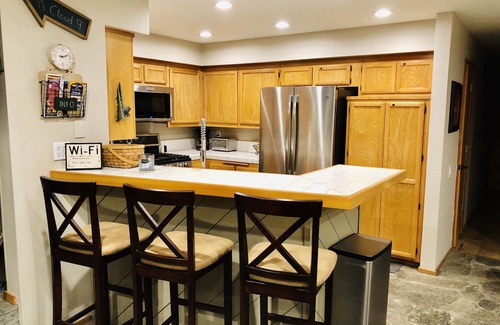 Mammoth Lakes Condominio | Snowcreek IV Premier 2BR/2BA "Creekside Comfort Oasis" - Dog Friendly