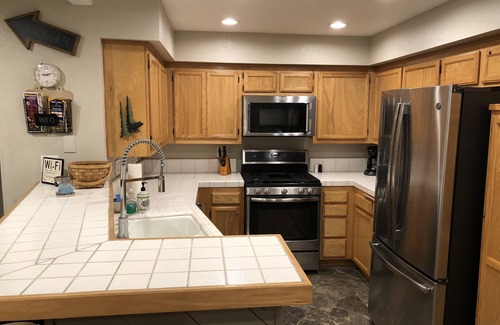 Mammoth Lakes Condominio | Snowcreek IV Premier 2BR/2BA "Creekside Comfort Oasis" - Dog Friendly