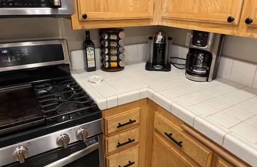 Mammoth Lakes Condominio | Snowcreek IV Premier 2BR/2BA "Creekside Comfort Oasis" - Dog Friendly