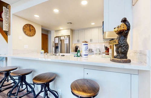 Mammoth Lakes Condominio | Snowcreek V 890 Pet-Friendly, Private Washer Dryer, Mountain Views by RedAwning