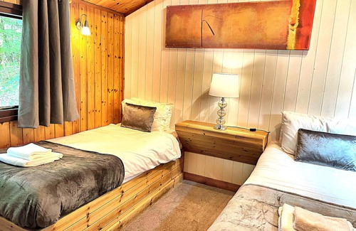 Llanybri Casa | Snowdrop 9 Bañera de hidromasaje-Woodlandlodges-Pembrokeshire
